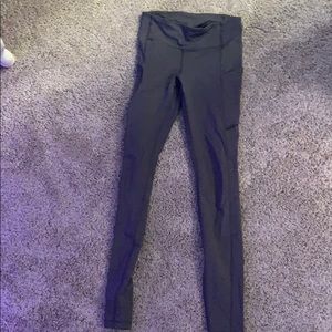 Size 4 lulu lemon leggings. fits more like a 2.